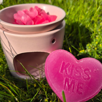 Sweetheart Wax Melt Sets – Burners, Mini Hearts & “Kiss Me” Melt - Love Letter Cosmetics 