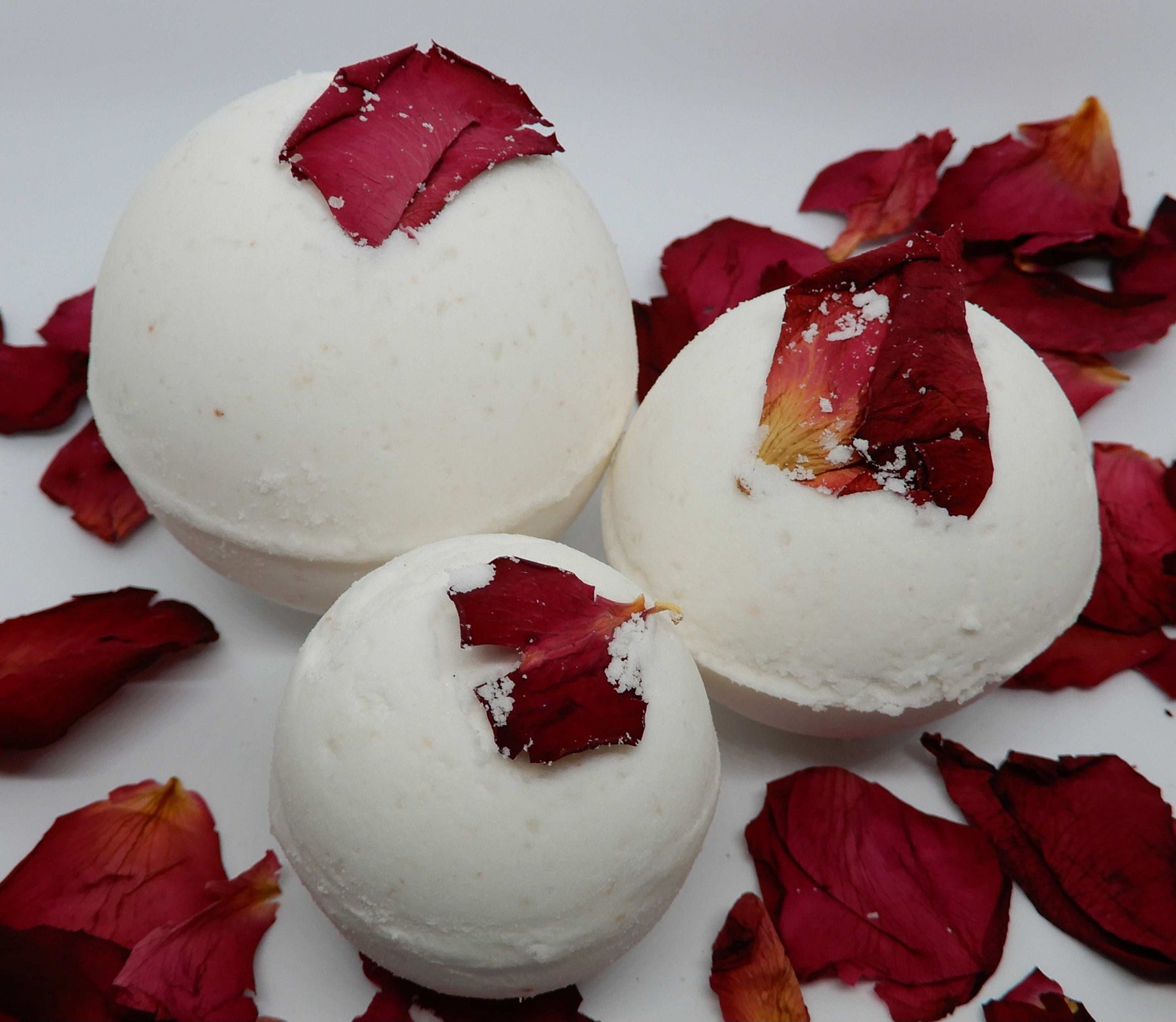  rosewood bath bomb with rose as decor